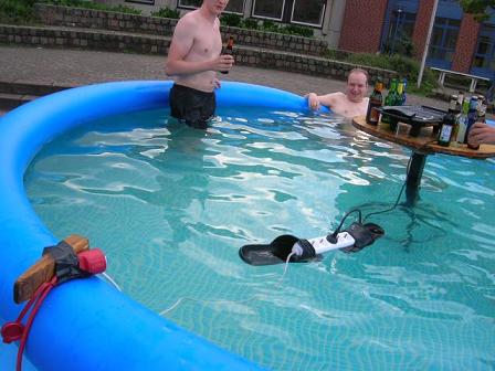 Grillen im Pool