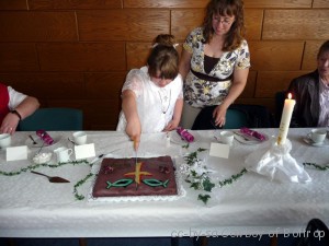 Svenja beim Kuchen anscheiden
