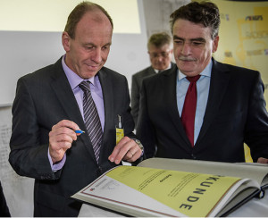 NRW-Minister Michael Groschek (rechts) überreicht Oberbürgermeister Bernd Tischler die Urkunde als fahrradfreundliche Stadt. Bild: bottrop.de