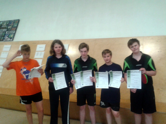 Die erfolgreichen A-Schüler mit ihren Urkunden. Tischtennis Stadtmeisterschaft 2015 Schüler A Siegerehrung